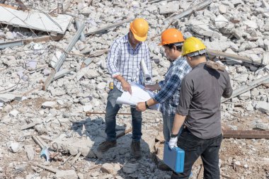 Mühendis mimar ve işçi işlemi denetimi yıkmak eski bina.