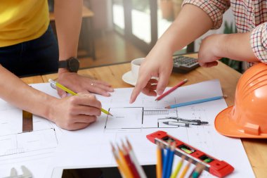 Planlarla çalışan Mühendis ve Mimar, Mühendis Mimarlar ve İç mimari