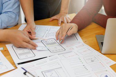 UX UI Konsepti, cep telefonu mobil bilgisayarı için UX UI tasarımcısı planlama uygulama şablonu düzenleme çerçevesi ile birlikte çalışır