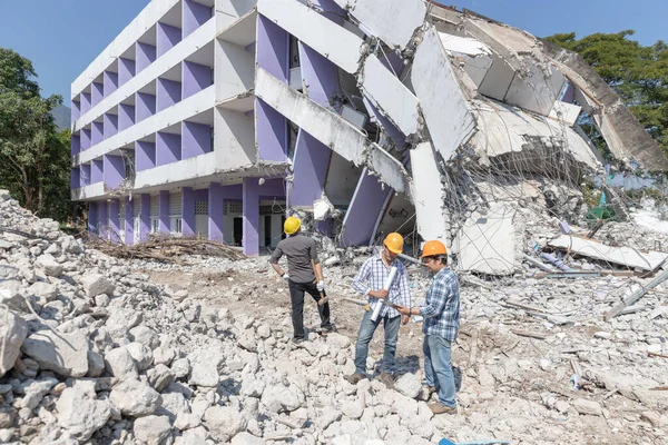 Mühendis mimar ve işçi işlemi denetimi yıkmak eski bina.