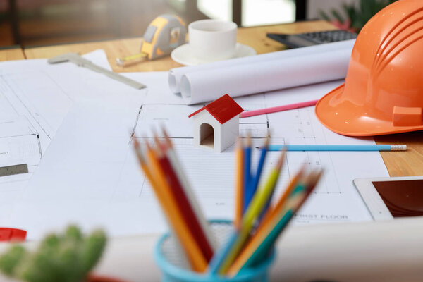 Концепция инженера и архитектора, инженера-архитектора и дизайнера интерьера, работающего с чертежами