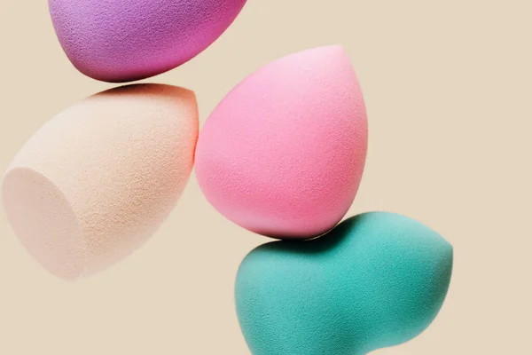 Gekleurde Cosmetische Beauty Blender Sponzen Naakt Gekleurde Achtergrond Met Kopieerruimte — Stockfoto