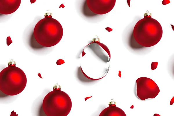Σπασμένη Μπάλα Χριστούγεννα Κόκκινο Χρώμα Απομονώνονται Λευκό Μοτίβο Θραύσματα Των — Φωτογραφία Αρχείου
