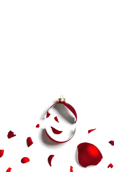 Зламаний Різдвяний Червоного Кольору Ізольований Білому Візерунок Фрагментами Святкового Новорічного — стокове фото