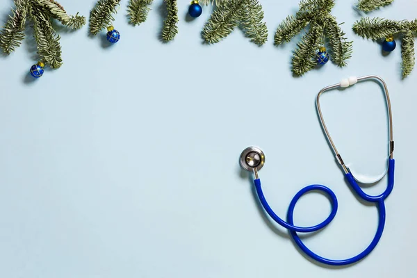 Modrý Stetoskop Zelenými Větvemi Jedle Veselé Vánoce Šťastný Nový Rok — Stock fotografie