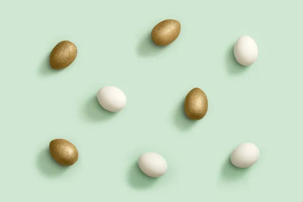 Gedecoreerde Paaseieren Met Gouden Witte Eieren Groene Achtergrond Gelukkig Paaspatroon — Stockfoto
