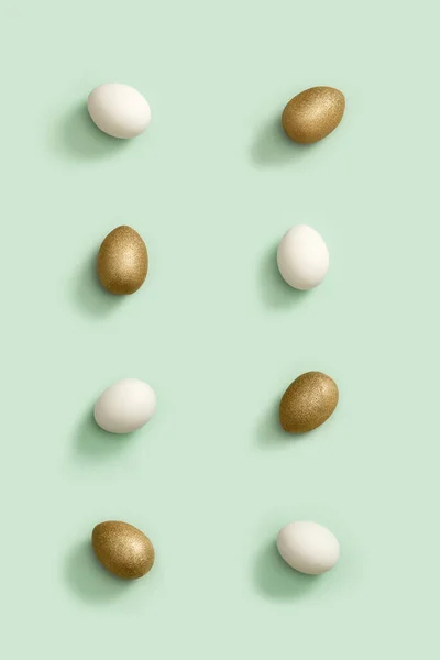Padrão Ovos Páscoa Pintados Branco Ouro Colorido Papel Verde Claro — Fotografia de Stock