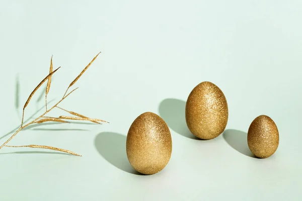 Pasen Achtergrond Met Heldere Eieren Glanzende Goudkleurige Eieren Plant Groen — Stockfoto