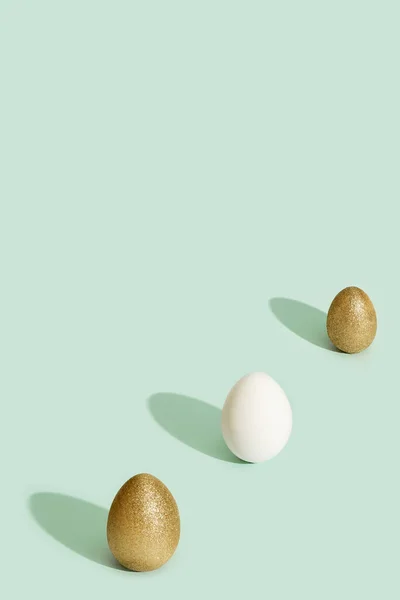 Osterhintergrund Mit Hellen Eiern Goldglänzenden Und Weißen Eiern Auf Grünem — Stockfoto