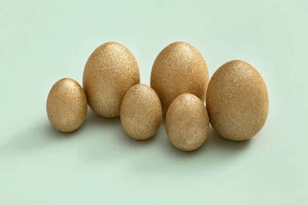 Pasen Achtergrond Met Heldere Eieren Glanzend Goudkleurige Eieren Groen Papier — Stockfoto