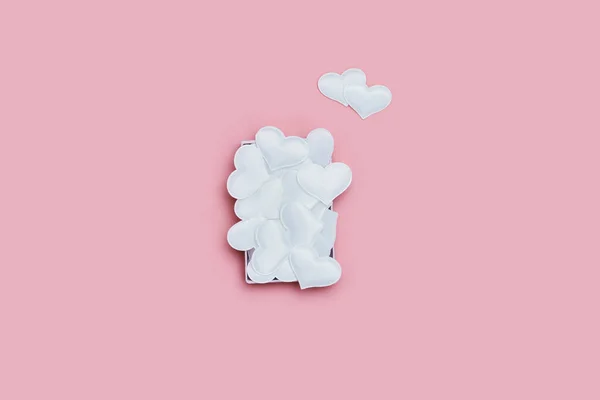 Полная Коробка Белых Сердец Символы Любви Розовом Шрифте Праздничный Фон — стоковое фото