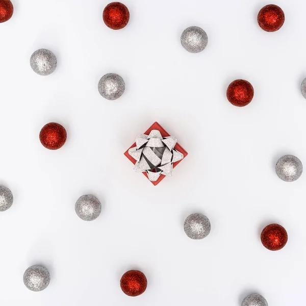 Composição Natal Com Vermelho Prata Bolas Brilhantes Caixa Presente Com — Fotografia de Stock