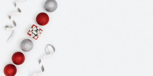 Karácsonyi Banner Fényes Baubles Dekorációk Piros Ezüst Színű Golyók Ajándék — Stock Fotó