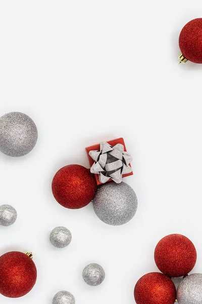 节日快乐 圣诞快乐 新年快乐 色彩艳丽的图案 红色和银色的圣诞球 白色背景的小礼品盒 有复制空间 — 图库照片