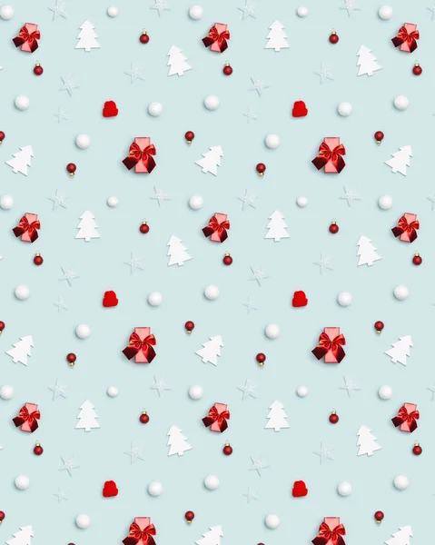Рождественская Зимняя Композиция Игрушечной Красной Кепкой Шариками Подарочной Коробкой Звездами — стоковое фото