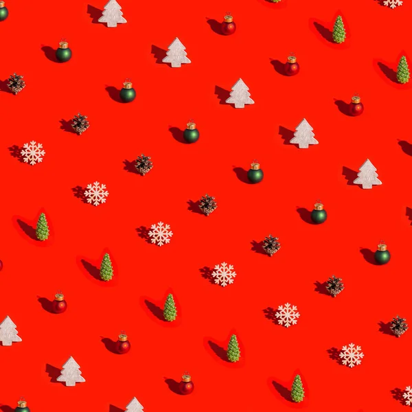 Χριστουγεννιάτικο Σχέδιο Φυσική Διακόσμηση Ξύλινα Παιχνίδια Κουκουνάρι Σκούρα Σκιά Κόκκινο — Φωτογραφία Αρχείου