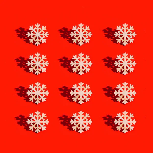 Vánoční Přání Dřevěnou Výzdobou Jsou Sněhové Vločky Tmavým Stínem Červeném — Stock fotografie