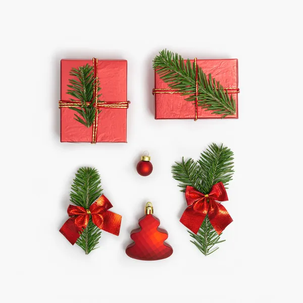 Vánoční Pozadí Zdobené Zelené Větve Stromu Jedle Červené Dárkové Krabice — Stock fotografie