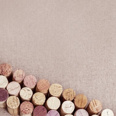 Tuvalin yüzeyindeki şarap şişelerinin doğal mantarları. Kapatın. Üst Manzara. Renkli fotoğraf. 