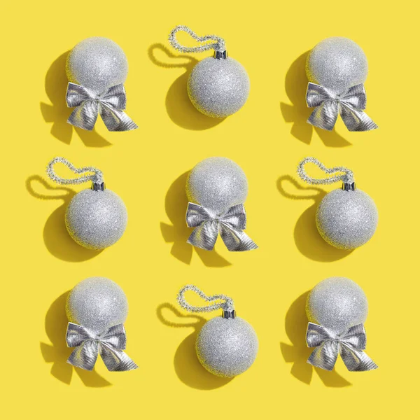Vánoční Geometrický Vzor Stříbrnými Lesklými Koulemi Žluté Krásné Novoroční Hračky — Stock fotografie