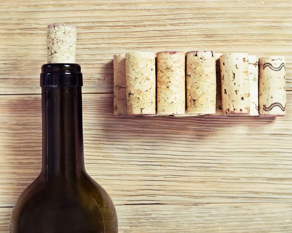 Botella Vino Tinto Con Corchos Sobre Una Vieja Mesa Madera — Foto de Stock