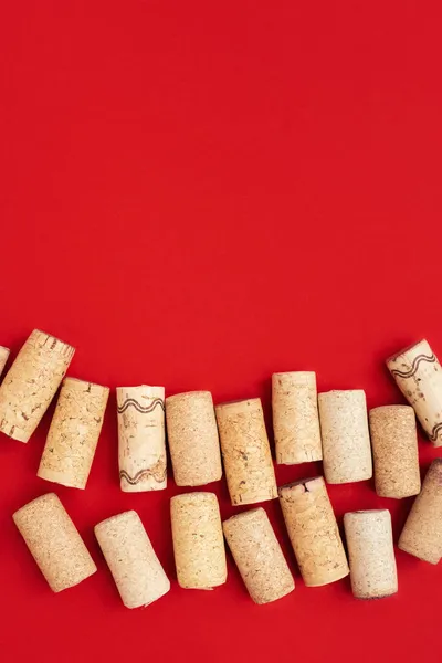 Corchos Vino Usados Sobre Fondo Papel Rojo Con Espacio Para — Foto de Stock