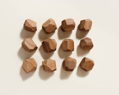 Tumi ishi Japon masaüstü oyun meditasyonu, yüksek kule inşa etmek için çevre dostu ahşap çokgen taşlar bej arka planda ahşap bloklar, düz kompozisyon, üst görünüm.