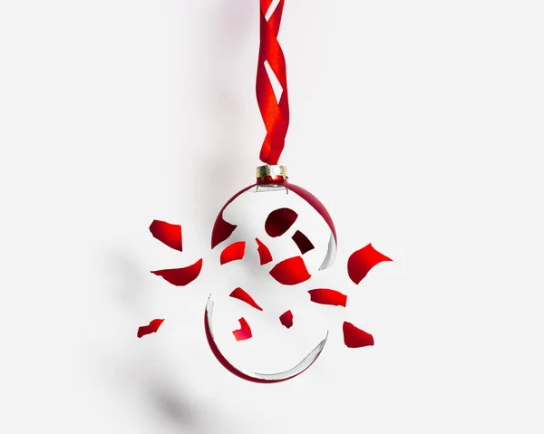 Σπασμένη Μπάλα Χριστούγεννα Κόκκινο Χρώμα Μοτίβο Θραύσματα Εορταστική Γυάλινη Μπάλα — Φωτογραφία Αρχείου