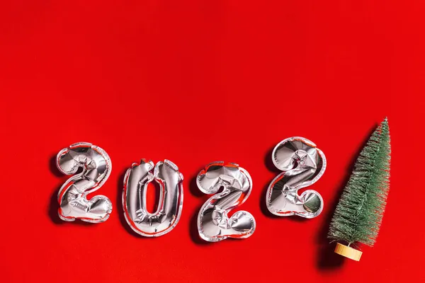 Новий Рік 2022 Номер Срібних Кульок Ялинка Фоні Червоної Тканини — стокове фото