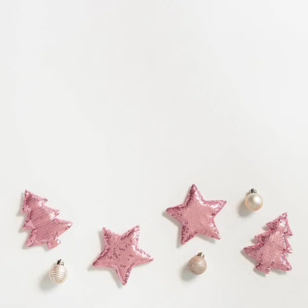 Fond Noël Avec Des Jouets Doux Couleur Rose Brillant Avec — Photo