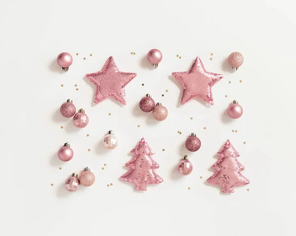 Karácsonyi Kompozíció Ragyogó Rózsaszín Színű Puha Játékok Flitteres Alakja Karácsonyfa — Stock Fotó