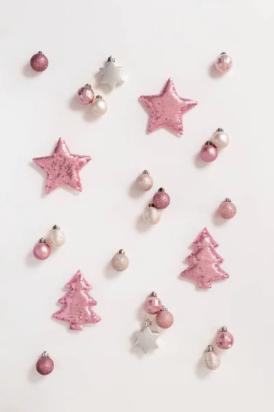 Composition Noël Avec Des Jouets Doux Couleur Rose Brillant Avec — Photo