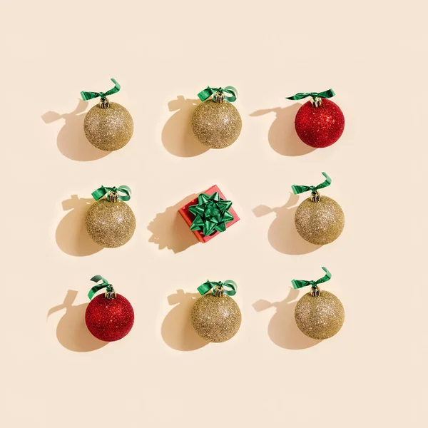 Composição Quadrada Feriado Ano Novo Bolas Natal Douradas Vermelhas Pequena — Fotografia de Stock