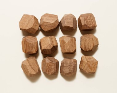 Tumi ishi Japon masaüstü oyun meditasyonu, yüksek kule inşa etmek için çevre dostu ahşap çokgen taşlar bej arka planda ahşap bloklar, düz kompozisyon, üst görünüm. 