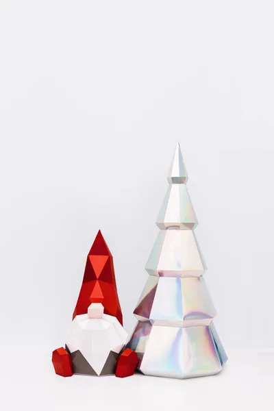 Roztomilý Vánoční Skřítek Holografický Papír Vánoční Stromek Papír Polygonální Postavy — Stock fotografie