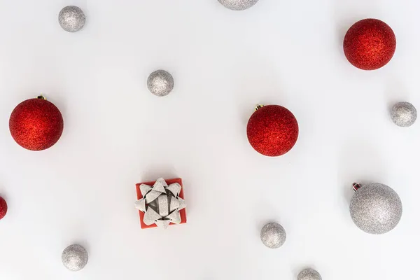 Composição Natal Com Prata Bolas Natal Vermelho Caixa Presente Com — Fotografia de Stock