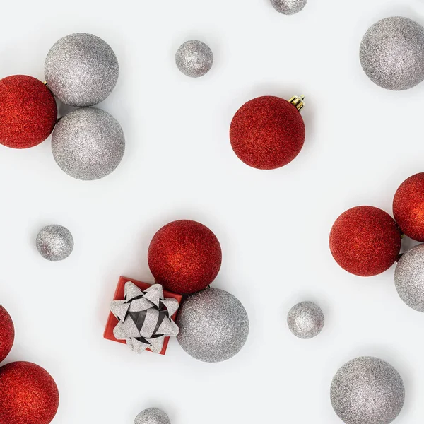 Vánoční Kompozice Stříbrnými Červenými Vánočními Míčky Dárkovou Krabičkou Překvapením Bílém — Stock fotografie