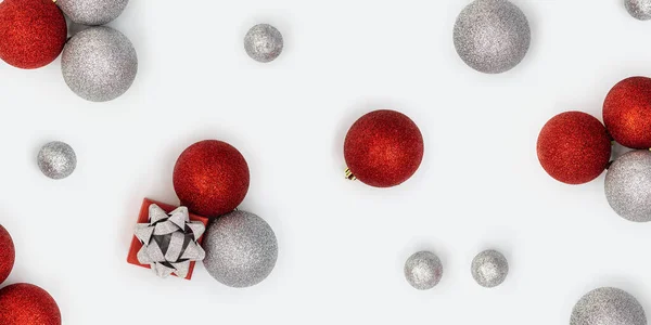 Jul Banner Med Ljusa Grannlåt Dekorationer Röda Och Silverfärgade Bollar — Stockfoto