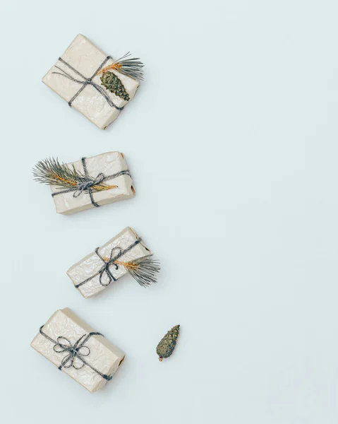 Χριστουγεννιάτικα Χειροποίητα Δώρα Κουτί Δώρα Διακοσμημένα Φυσικό Έλατο Κλαδιά Και — Φωτογραφία Αρχείου