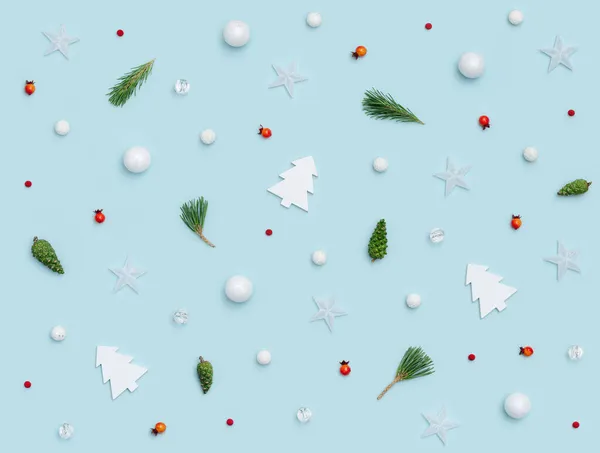 Silvester Layout Mit Kleinen Weihnachtsdekorationen Zweige Kiefer Grüne Zapfen Rote — Stockfoto