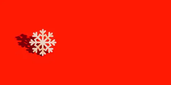 Weihnachtskarte Mit Schneeflocke Aus Holz Und Dunklem Schatten Auf Rotem — Stockfoto