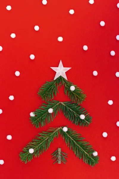 Творческий Рождественский Узор Зеленой Елкой Снегом Новогодняя Композиция Красном Фоне — стоковое фото
