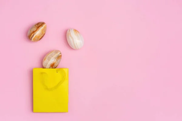 Ovos Páscoa Decorativos Pacote Papel Amarelo Fundo Rosa Com Espaço — Fotografia de Stock