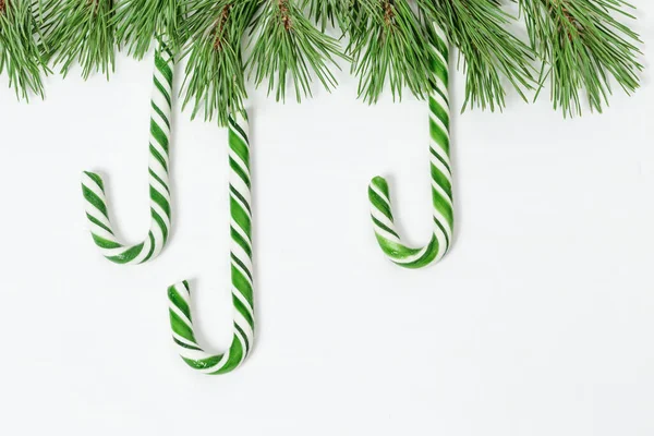 緑のキャンディーの杖を持つクリスマスの背景 クリスマスの構図 トップビュー コピースペース — ストック写真