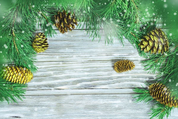 Cartão Natal Ramos Árvore Natal Cones Dourados Neve Caindo Vista — Fotografia de Stock