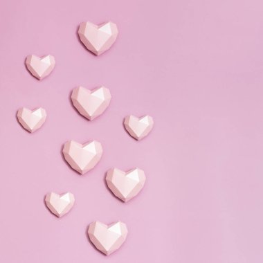 Pembe kağıt üzerinde pembe çokgen kağıt kalp şekli. Sevgililer Günü için fotokopi çekilen tatil arkaplanı. Aşk konsepti. Düz renkli. Monokrom görüntüsü. Asgari biçim.