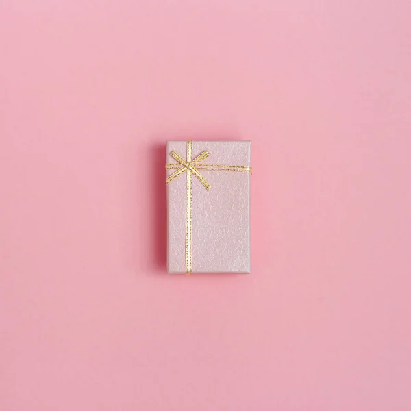 Ροζ Κουτί Δώρου Έκπληξη Για Τις Διακοπές Των Γυναικών Μαρτίου — Φωτογραφία Αρχείου