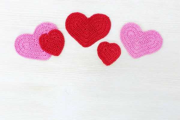 Valentines Day Pozadí Koncept Pletená Srdce Bílém Dřevěném Pozadí Kopírovacím — Stock fotografie
