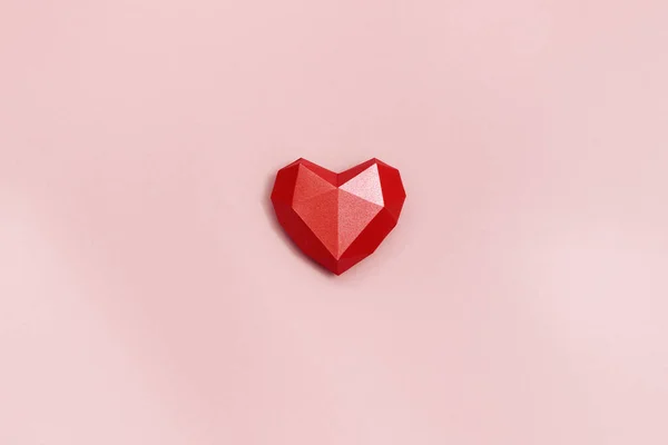 Rött Polygonalt Papper Hjärta Form Grädde Färgad Bakgrund Semesterbakgrund Med — Stockfoto