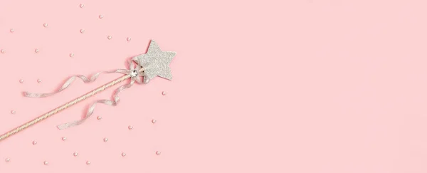 Ünnepi Dekoráció Varázspálca Fényes Ezüst Csillag Lágy Rózsaszín Háttérrel Fénymásoló — Stock Fotó